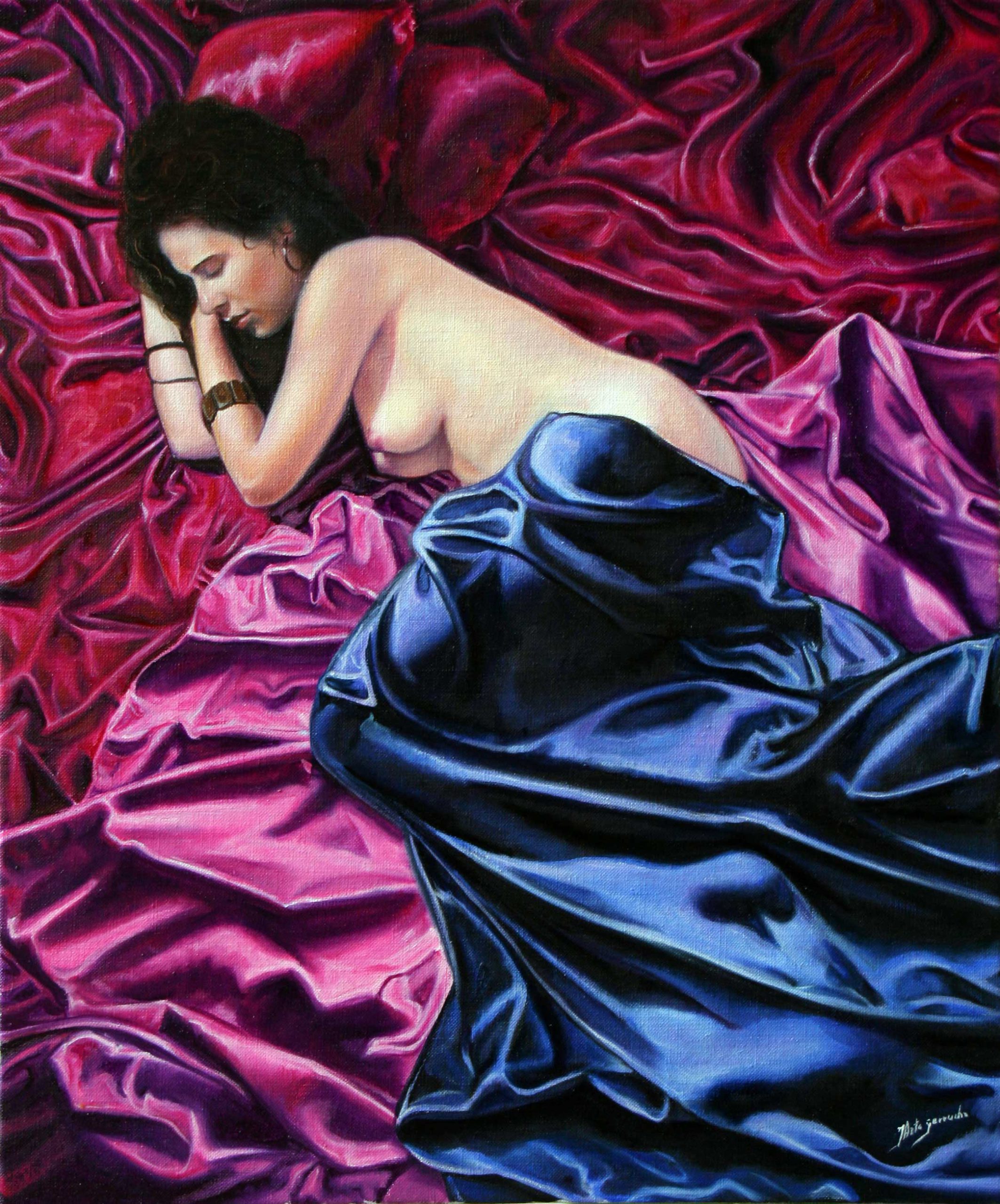 Desnudo de mujer entre sábanas de satén